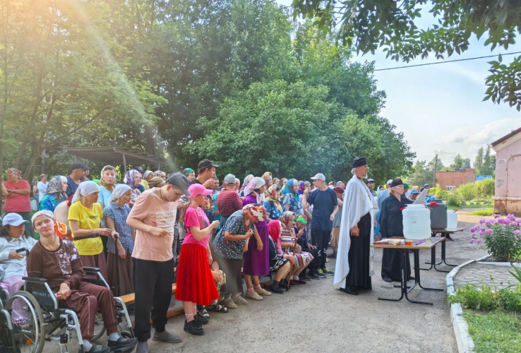 Водосвятный молебен у часовни дома - интерната