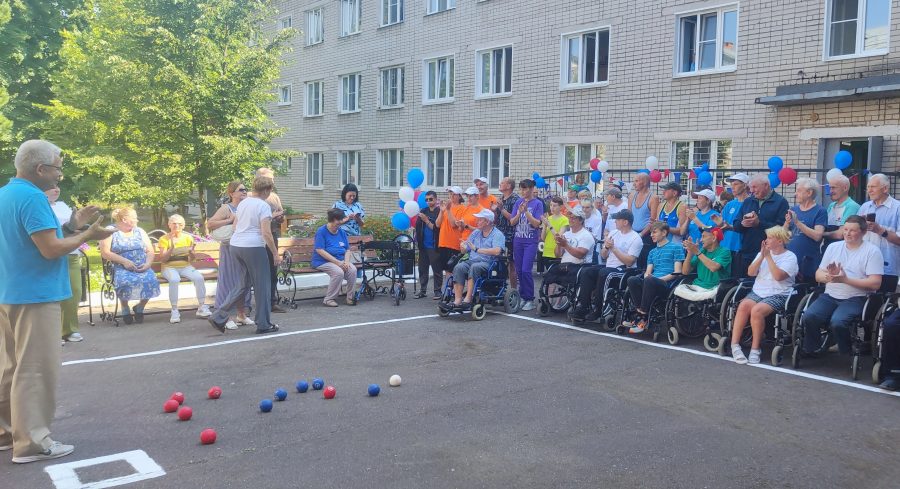 Получатели социальных услуг дома-интерната приняли участие в открытом турнире по игре «Бочча»