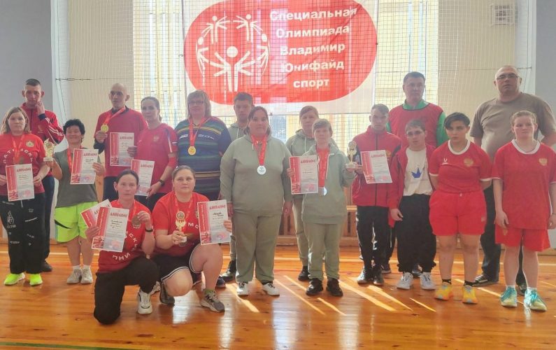 Получатели социальных услуг учреждения - участники областных соревнований по юнифайд - настольному теннису