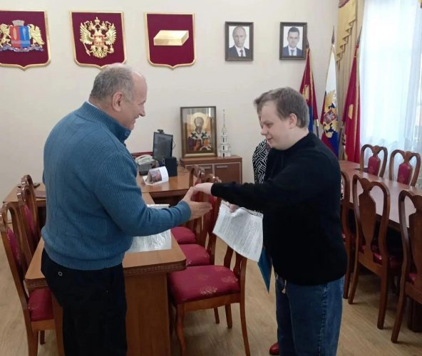 Проживающему дома-интерната Рожкову Алексею Васильевичу вручили ключи от благоустроенной квартиры